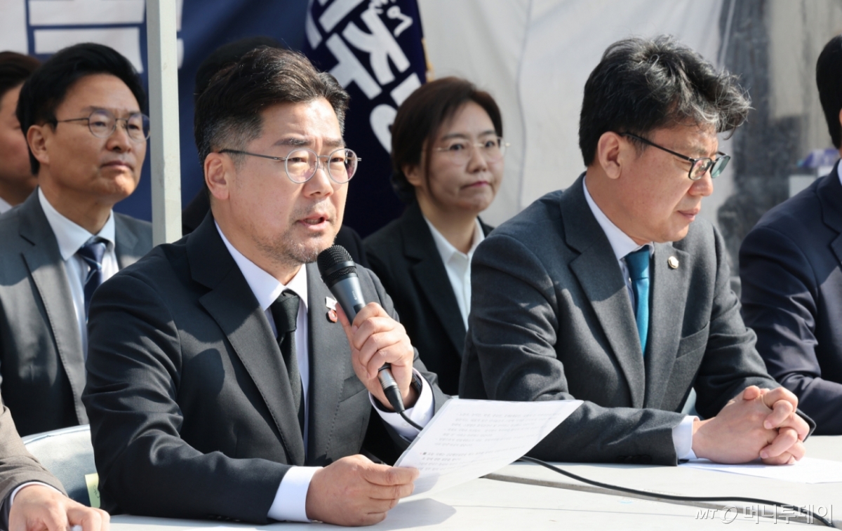 (서울=뉴스1) 임세영 기자 = 박찬대 더불어민주당 원내대표가 3일 서울 종로구 광화문 앞 민주당 천막당사에서 열린 정책조정회의에서 발언하고 있다. 2025.4.3/뉴스1 Copyright © 뉴스1. All rights reserved. 무단 전재 및 재배포, AI학습 이용 금지. /사진=(서울=뉴스1) 임세영 기자