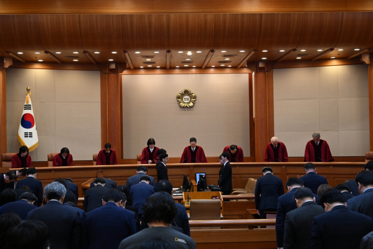 문형배 권한대행을 비롯한 헌법재판관들이 4일 서울 종로구 헌법재판소 대심판정에서 윤석열 대통령 탄핵심판 선고 기일에 참석하며 인사하고 있다. /사진공동취재단