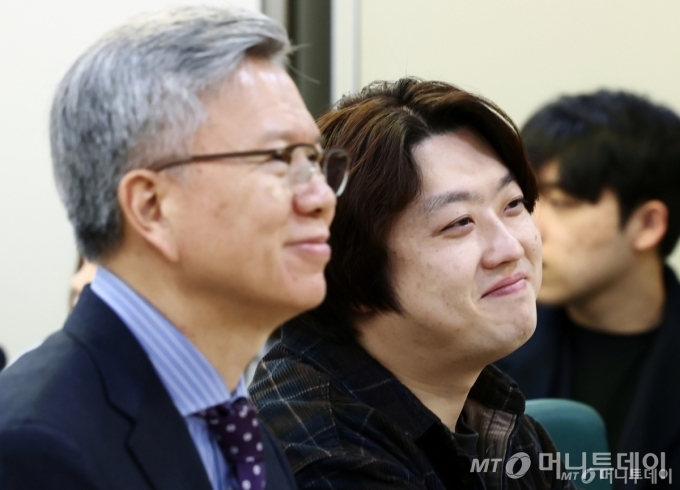 (서울=뉴스1) 김민지 기자 = 김택우 대한의사협회장(왼쪽)과 박단 대한전공의협의회 비상대책위원장이 10일 오전 서울 여의도 국회 의원회관에서 열린 '의료현장 정상화를 위한 정책 토론회'에 참석해 미소를 보이고 있다. 2025.3.10/뉴스1 Copyright © 뉴스1. All rights reserved. 무단 전재 및 재배포, AI학습 이용 금지. /사진=(서울=뉴스1) 김민지 기자