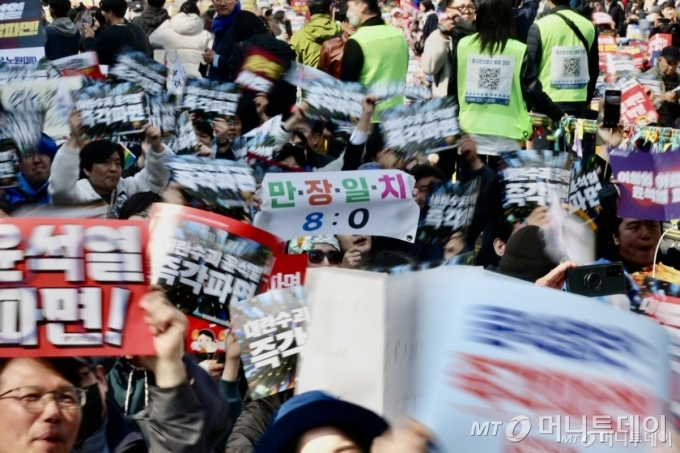 [서울=뉴시스] 김명년 기자 = 윤석열 대통령 탄핵 심판 선고일인 4일 오전 서울 종로구 헌법재판소 인근 안국역 6번출구 앞에서 윤 대통령 파면 촉구 집회가 열리고 있다. 2025.04.04. kmn@newsis.com /사진=김명년