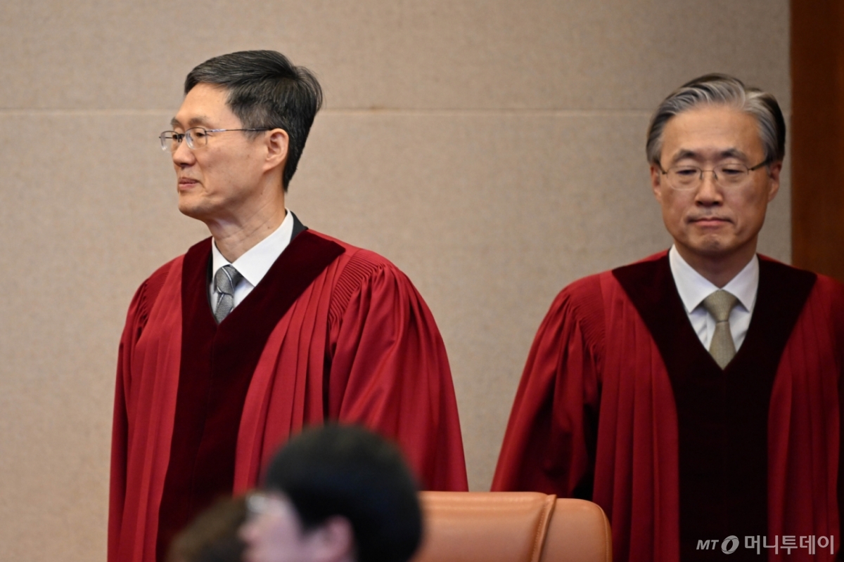 (서울=뉴스1) 사진공동취재단 = 4일 서울 종로구 헌법재판소 대심판정에서 윤석열 대통령 탄핵심판 선고 기일이 진행되고 있다. 2025.4.4/뉴스1 Copyright © 뉴스1. All rights reserved. 무단 전재 및 재배포, AI학습 이용 금지. /사진=(서울=뉴스1) 사진공동취재단