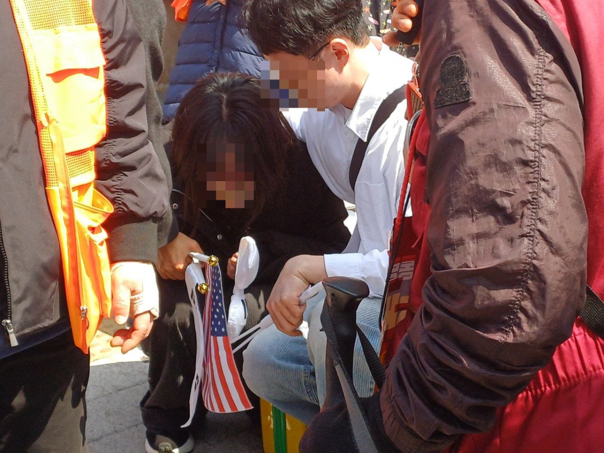 4일 오전 헌법재판소가 윤석열 대통령 파면 선고를 내리자 서울 한남동 집회에 참석한 한 여성이 눈물을 흘리고 있다. /사진=오석진 기자.