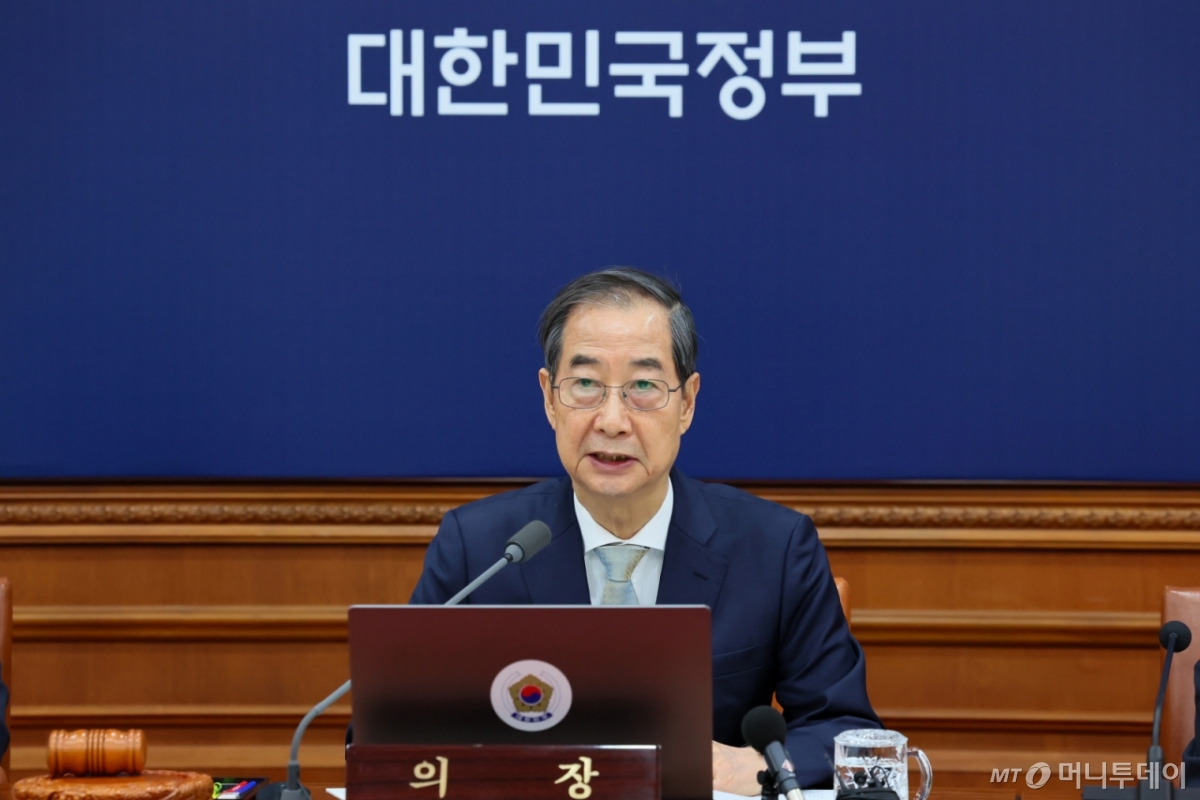 (서울=뉴스1) 임세영 기자 = 한덕수 대통령 권한대행 국무총리가 1일 서울 종로구 정부서울청사에서 열린 국무회의에서 발언을 하고 있다. (총리실 제공, 재판매 및 DB 금지) 2025.4.1/뉴스1 Copyright © 뉴스1. All rights reserved. 무단 전재 및 재배포, AI학습 이용 금지. /사진=(서울=뉴스1) 임세영 기자