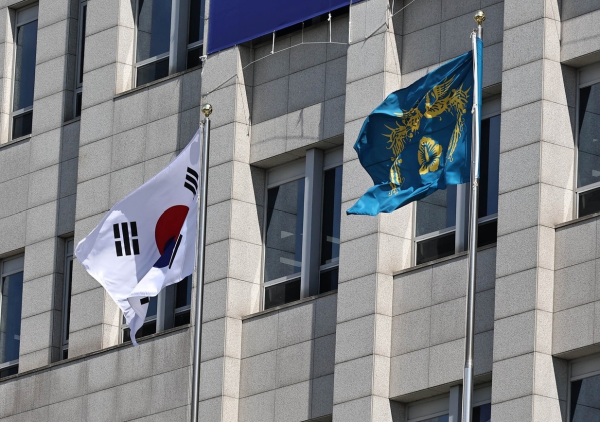 윤석열 제20대 대통령의 공식 임기가 시작된 10일 서울 용산 대통령실에 태극기와 함께 봉황기가 게양돼 있다./대통령실 사진기자단