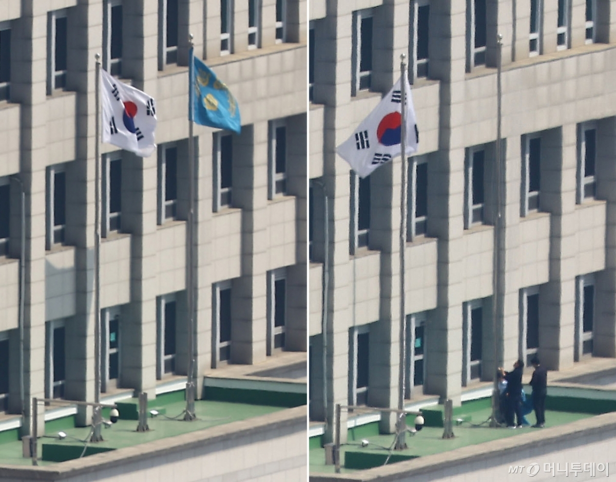 (서울=뉴스1) 사진공동취재단 = 헌법재판소의 윤석열 대통령 탄핵이 인용된 4일 서울 용산구 대통령실에 걸려있던 봉황기(왼쪽)가 대통령실 관계자들에 의해 내려지고 있다. 2025.4.4/뉴스1 Copyright © 뉴스1. All rights reserved. 무단 전재 및 재배포, AI학습 이용 금지. /사진=(서울=뉴스1) 사진공동취재단