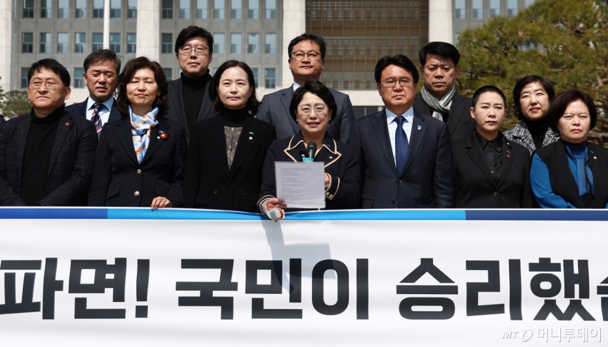 김선민 조국혁신당 대표 권한대행이 4일 오전 서울 여의도 국회 분수대 앞에서 헌법재판소의 윤석열 대통령 탄핵 심판 파면 선고 관련 기자회견을 하고 있다. 2025.4.4/뉴스1 Copyright © 뉴스1. All rights reserved. 무단 전재 및 재배포, AI학습 이용 금지.