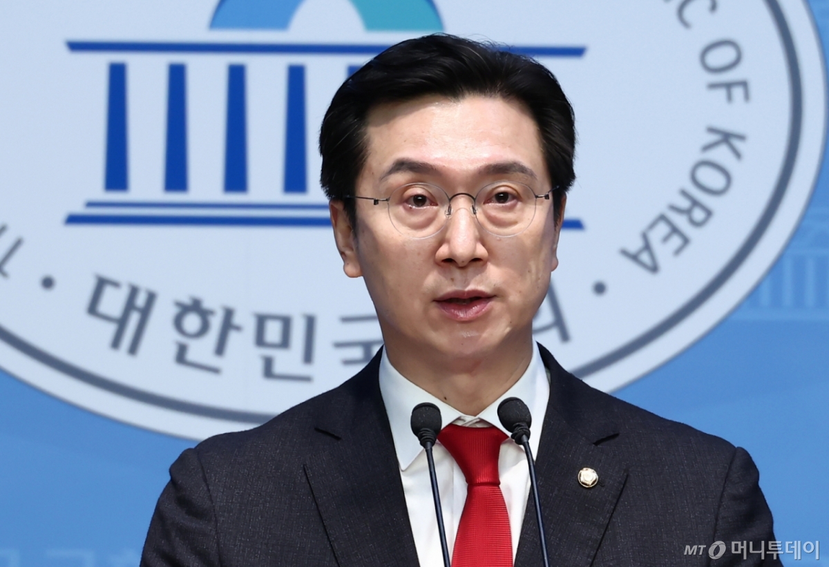 (서울=뉴스1) 김민지 기자 = 강민국 국민의힘 의원이 30일 오후 서울 여의도 국회 소통관에서 기자회견을 열고 "더불어민주당이 자행하는 탄핵 쿠데타에 국민들은 지칠대로 지쳤다"며 "22대 국회는 그 기능과 효용가치가 다했다. 이런 국회는 해산해야 한다"며 내년 지방선거 때 총선을 함께 치르자고 밝히고 있다. 2025.3.30/뉴스1 Copyright © 뉴스1. All rights reserved. 무단 전재 및 재배포, AI학습 이용 금지. /사진=(서울=뉴스1) 김민지 기자
