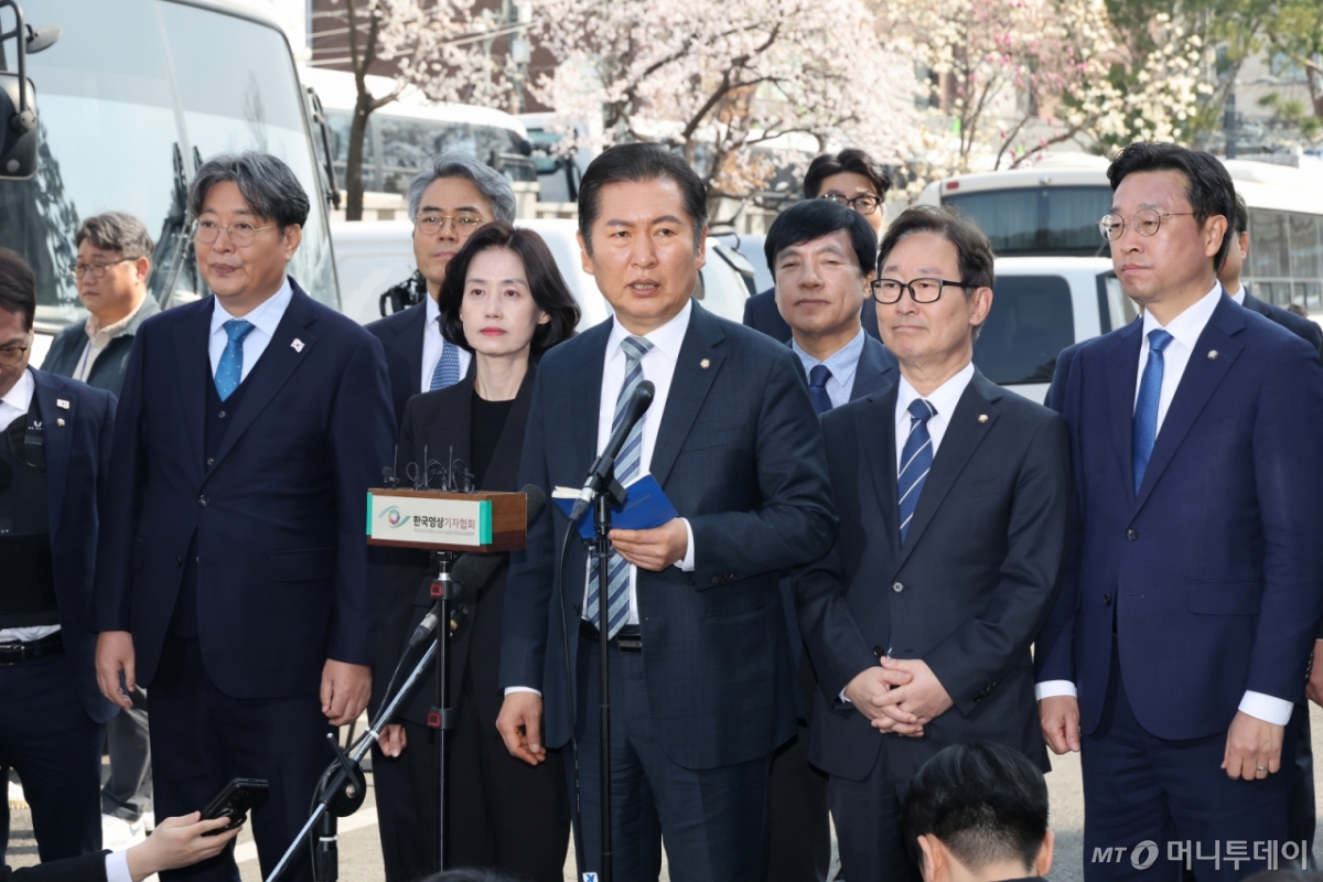 (서울=뉴스1) 사진공동취재단 = 윤석열 대통령의 탄핵심판 선고기일인 4일 오전 정청래 단장 등 탄핵소추단이 서울 종로구 헌법재판소 대심판정으로 향하며 취재진에게 입장을 밝히고 있다. 2025.4.4/뉴스1 Copyright © 뉴스1. All rights reserved. 무단 전재 및 재배포, AI학습 이용 금지. /사진=(서울=뉴스1) 사진공동취재단