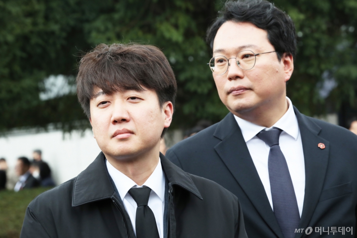 (제주=뉴스1) 오현지 기자 = 천하람 개혁신당 당대표 권한대행 겸 원내대표와 이준석 의원이 3일 오전 제주시 봉개동 제주4·3평화공원에서 열린 제77주년 제주4·3 추념식에 참석하고 있다. (제주도사진기자회. 재판매 및 DB 금지) 2025.4.3/뉴스1 Copyright © 뉴스1. All rights reserved. 무단 전재 및 재배포, AI학습 이용 금지. /사진=(제주=뉴스1) 오현지 기자