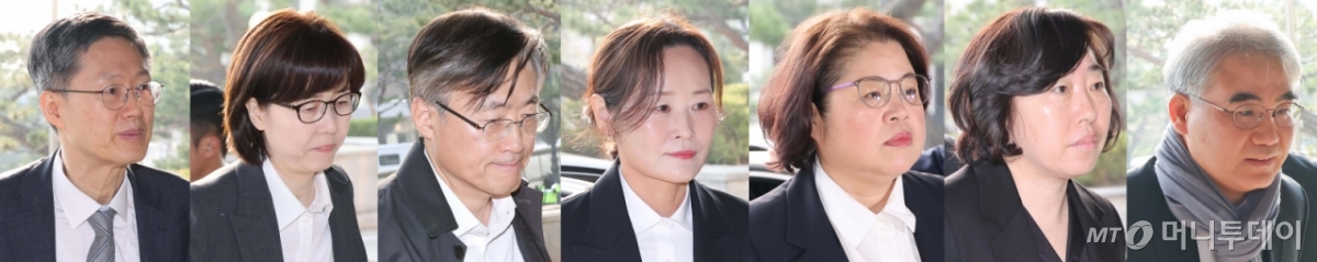[서울=뉴시스] 윤석열 대통령의 탄핵심판 선고일인 4일 문형배 헌법재판소장 권한대행 등 헌법재판관들이 서울 종로구 헌법재판소로 출근하고 있다. 왼쪽부터 문 대행, 이미선·김형두·정정미·김복형·정계선·조한창 헌법재판관. (사진=뉴시스 DB) 2025.04.04. photo@newsis.com /사진=류현주