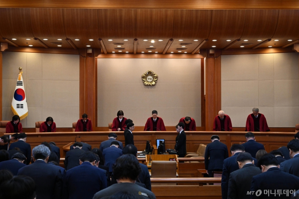 [서울=뉴시스] 사진공동취재단 = 문형배 헌법재판소장 권한대행 등이 4일 서울 종로구 헌법재판소에서 열린 윤석열 대통령의 탄핵심판 선고기일에 참석하고 있다. 2025.04.04. photo@newsis.com /사진=류현주