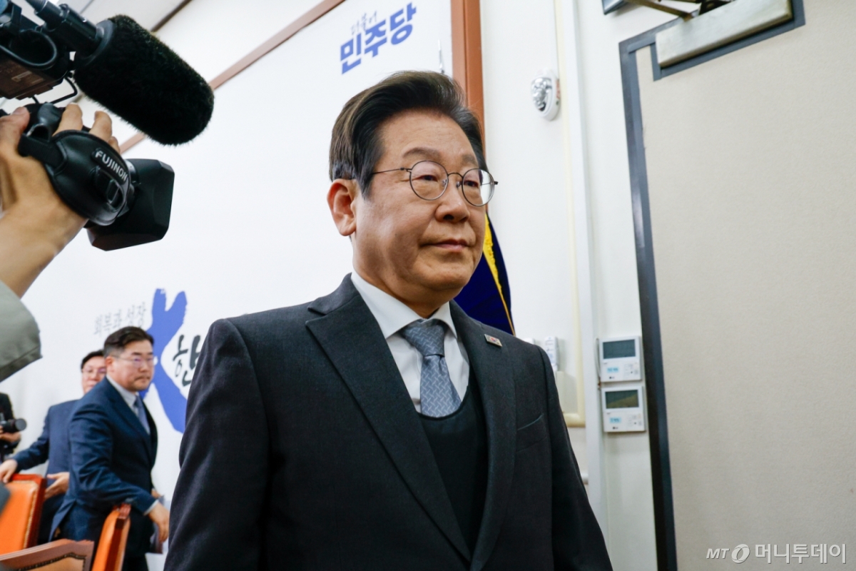 (서울=뉴스1) 안은나 기자 = 이재명 더불어민주당 대표가 4일 서울 여의도 국회에서 헌법재판소의 윤석열 대통령 파면 결정에 대한 입장을 밝힌 뒤 이동하고 있다. 2025.4.4/뉴스1 Copyright © 뉴스1. All rights reserved. 무단 전재 및 재배포, AI학습 이용 금지. /사진=(서울=뉴스1) 안은나 기자