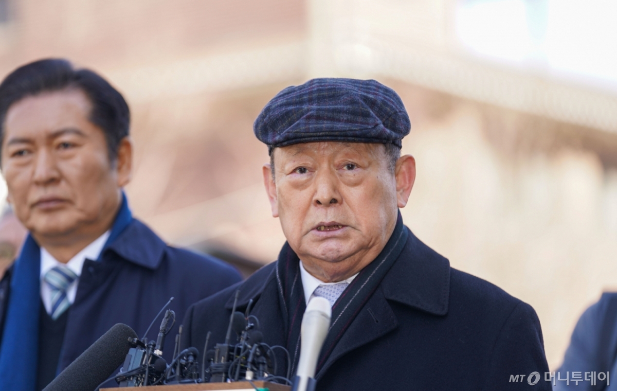 (서울=뉴스1) 사진공동취재단 = 국회 측 탄핵소추 대리인단 공동대표인 송두환 전 국가인권위원장이 18일 서울 종로구 헌법재판소에서 열린 윤석열 대통령 탄핵심판 9차 변론기일에 출석해 입장을 밝히고 있다. 2025.2.18/뉴스1 Copyright © 뉴스1. All rights reserved. 무단 전재 및 재배포, AI학습 이용 금지. /사진=(서울=뉴스1) 사진공동취재단