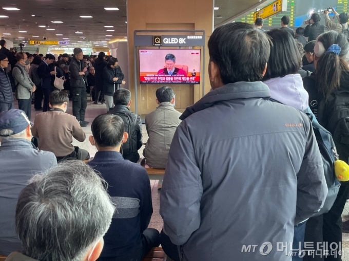 윤석열 전 대통령 탄핵심판 선고가 열린 4일 오전 11시쯤 서울 중구 서울역 대합실에서 시민들이 헌법재판소 대심판정에서 진행되는 탄핵심판 선고 생중계 방송을 시청하고 있다./사진=이현수 기자.