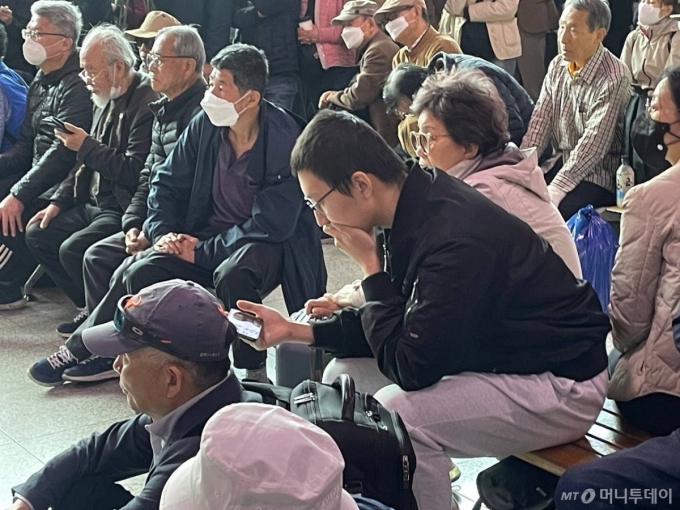윤석열 전 대통령 탄핵심판 선고가 열린 4일 오전 11시쯤 서울 중구 서울역 대합실에서 시민들이 헌법재판소 대심판정에서 진행되는 탄핵심판 선고 생중계 방송을 시청하고 있다./사진=이현수 기자.