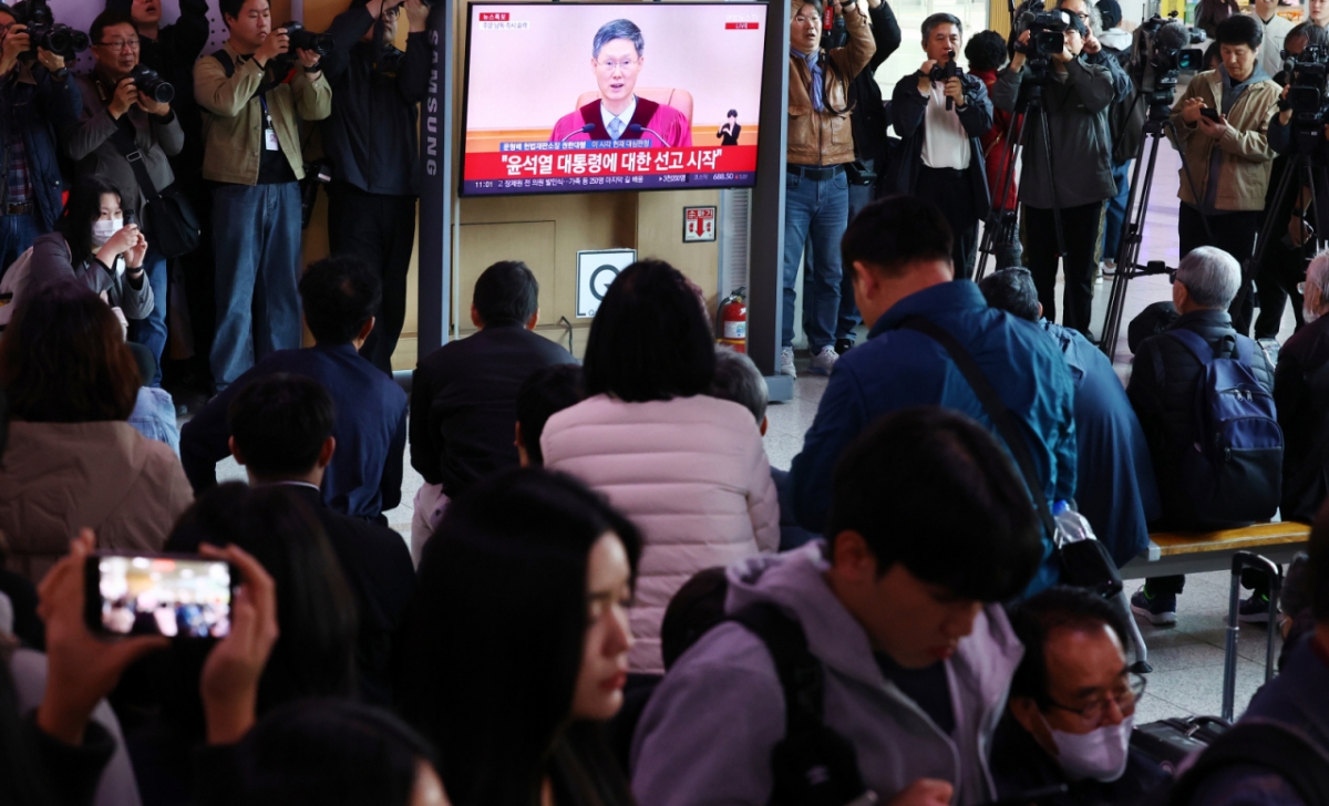 [서울=뉴시스] 박주성 기자 = 4일 오전 서울 용산구 서울역 역사에서 시민들이 윤석열 대통령 탄핵심판 선고를 시쳥하고 있다. 2025.04.04.  