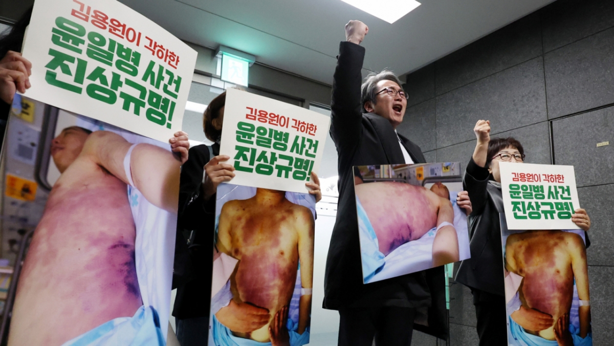 28사단 고(故) 윤승주 일병 유가족이 지난달 28일 오전 서울 중구 국가인권위원회 회의실 앞에서 윤일병 사망 사건 11주기를 맞아 군인권보호관 김용원에 대한 입장 발표를 한 후 항의를 하고 있다. 이날 국가인권위원회는 2025년 제4차(임시) 군인권보호위원회를 열고 '윤일병 사인 은폐·조작 의혹 사건'과 관련 심의·의결 한다./사진=뉴시스