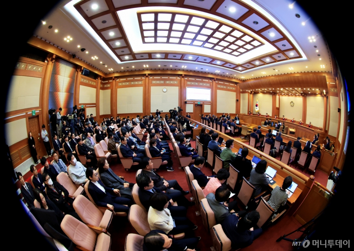 (서울=뉴스1) 사진공동취재단 = 4일 오전 서울 종로구 헌법재판소 대심판정에서 윤석열 대통령 탄핵심판 결정이 선고되고 있다. 2025.4.4/뉴스1 Copyright © 뉴스1. All rights reserved. 무단 전재 및 재배포, AI학습 이용 금지. /사진=(서울=뉴스1) 사진공동취재단