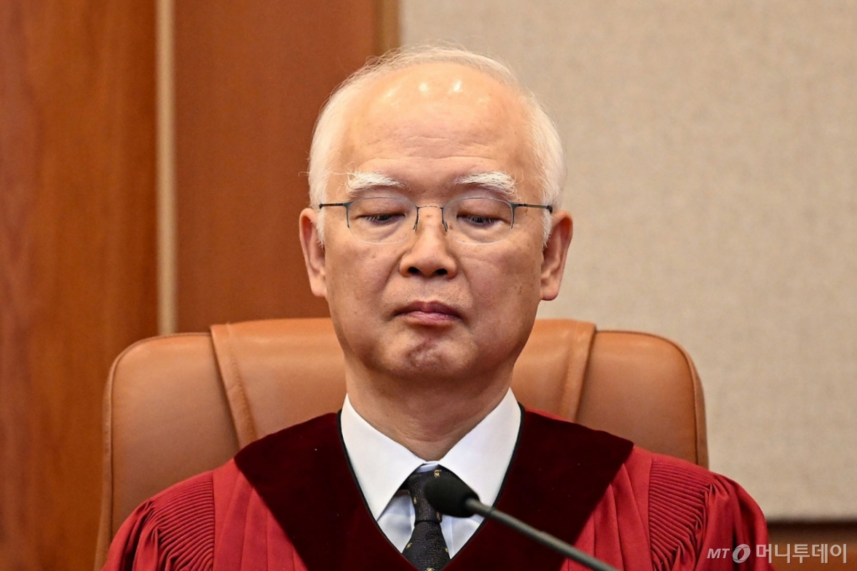 정형식 재판관이 4일 오전 서울 종로구 헌법재판소 대심판정에서 열린 윤석열 대통령 탄핵심판에 참석해 있다. 2025.4.4 사진공동취재단 /사진=이기범