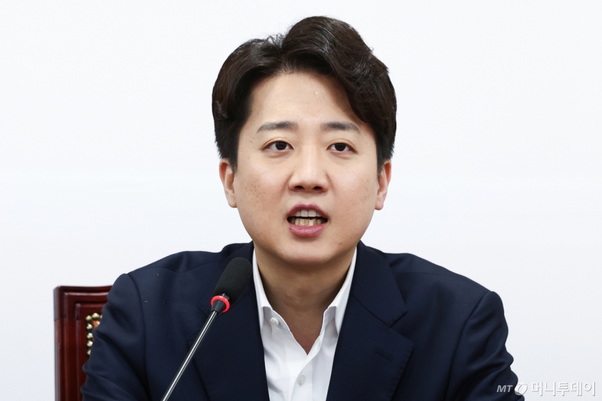 (서울=뉴스1) 김민지 기자 = 이준석 개혁신당 의원이 4일 오후 서울 여의도 국회에서 열린 최고위원회의에서 발언하고 있다. 2025.4.4/뉴스1 Copyright © 뉴스1. All rights reserved. 무단 전재 및 재배포, AI학습 이용 금지. /사진=(서울=뉴스1) 김민지 기자