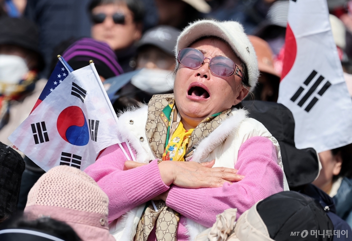 (서울=뉴스1) 김성진 기자 = 윤석열 대통령의 탄핵 심판이 인용된 4일 서울 용산구 한남동 대통령 관저 앞에서 자유통일당 관계자 및 윤석열 대통령 지지자들이 오열하고 있다.   이날 헌법재판소는 재판관 전원 일치 의견으로 윤 대통령 파면을 결정했다. 2025.4.4/뉴스1  Copyright © 뉴스1. All rights reserved. 무단 전재 및 재배포,  AI학습 이용 금지. /사진=(서울=뉴스1) 김성진 기자