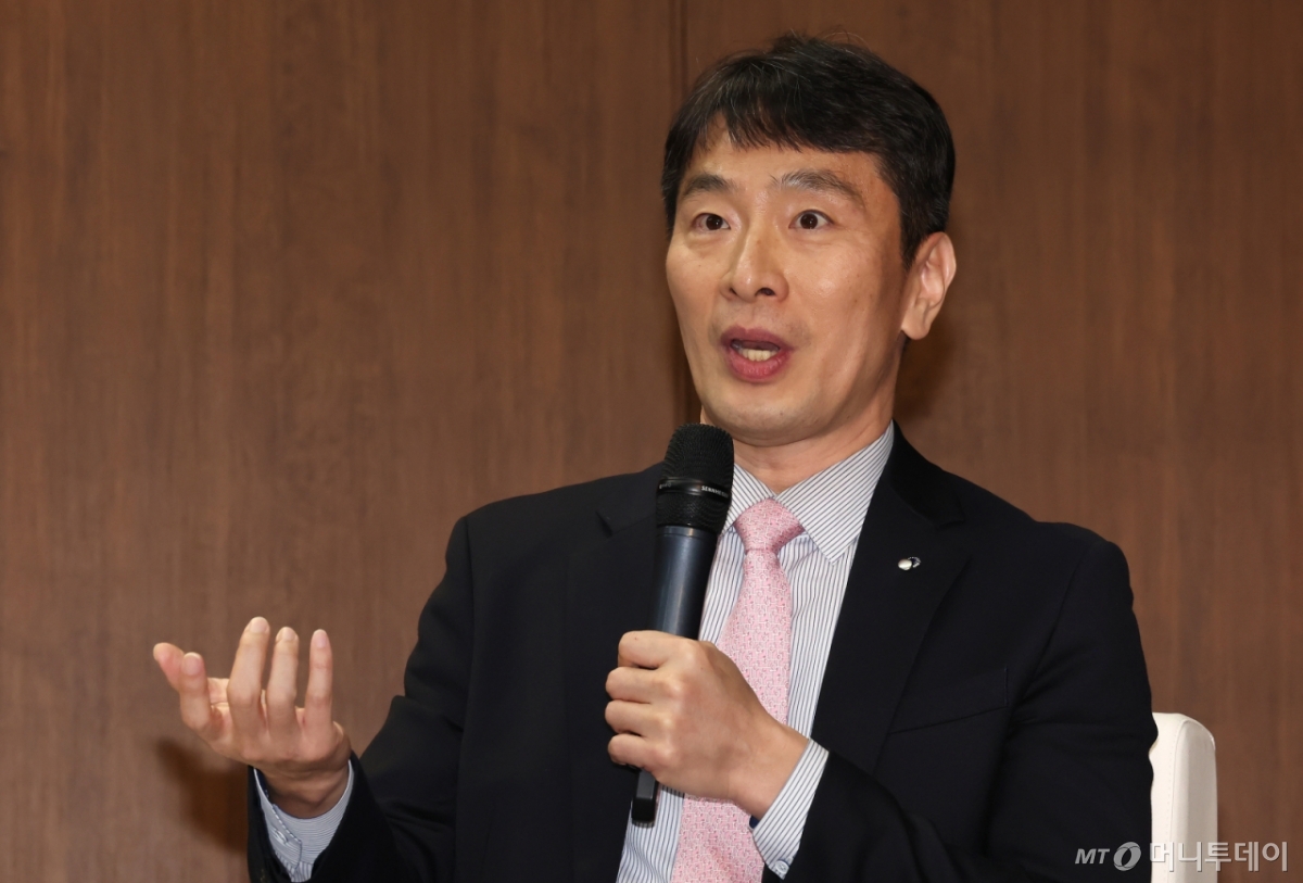 (서울=뉴스1) 장수영 기자 = 이복현 금융감독원장이 3일 오후 서울 은행회관에서 열린 '한국은행-한국금융연구원 공동 정책 컨퍼런스' 특별 대담에서 발언하고 있다. 이번 컨퍼런스는 '부동산 신용집중: 현황, 문제점 그리고 개선 방안'을 주제로 진행됐다. 2025.4.3/뉴스1 Copyright © 뉴스1. All rights reserved. 무단 전재 및 재배포, AI학습 이용 금지. /사진=(서울=뉴스1) 장수영 기자