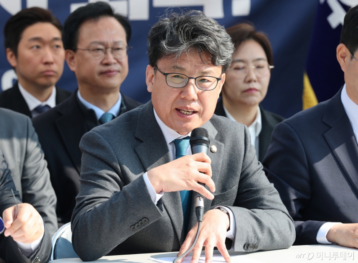 (서울=뉴스1) 임세영 기자 = 진성준 더불어민주당 정책위의장이 3일 서울 종로구 광화문 앞 민주당 천막당사에서 열린 정책조정회의에서 발언하고 있다. 2025.4.3/뉴스1 Copyright © 뉴스1. All rights reserved. 무단 전재 및 재배포, AI학습 이용 금지. /사진=(서울=뉴스1) 임세영 기자