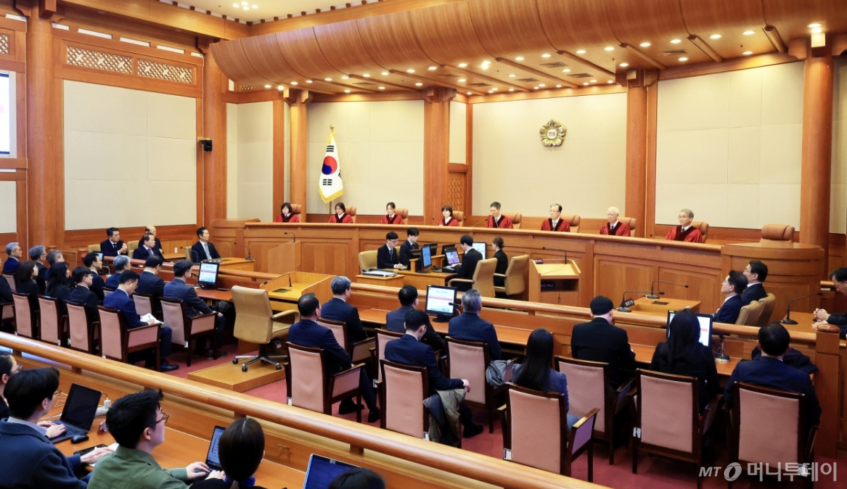 [서울=뉴시스] 사진공동취재단 = 문형배 헌법재판소장 권한대행이 4일 서울 종로구 헌법재판소에서 열린 윤석열 대통령의 탄핵심판 선고 결정문을 낭독하고 있다. 헌재는 이날 오전 11시 22분 재판관 전원 의견 일치로 "피청구인 대통령 윤석열을 파면한다"고 밝혔다. 2025.04.04. photo@newsis.com /사진=