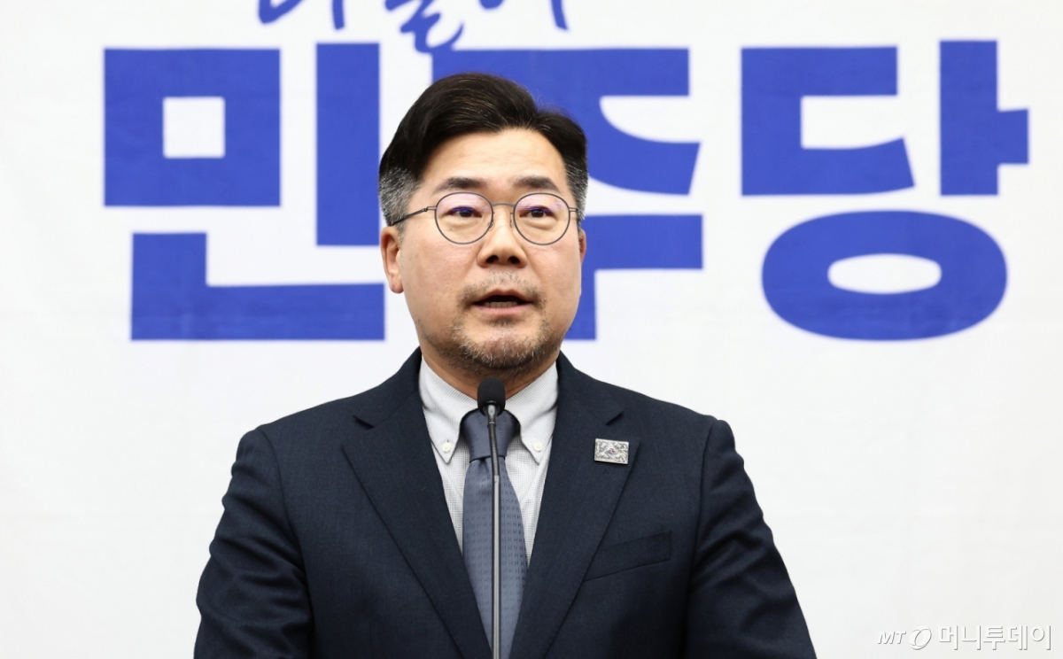 (서울=뉴스1) 김민지 기자 = 박찬대 더불어민주당 원내대표가 4일 오후 서울 여의도 국회에서 열린 의원총회에서 발언하고 있다. 2025.4.4/뉴스1 Copyright © 뉴스1. All rights reserved. 무단 전재 및 재배포, AI학습 이용 금지. /사진=(서울=뉴스1) 김민지 기자