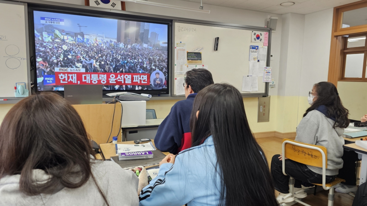 윤석열 대통령 탄핵 심판 선고인 4일 울산 북구 모고등학교 2학년 학생들이 탄핵심판 선고 방송을 보고 있다. /사진=뉴시스