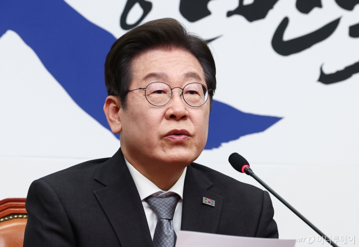 (서울=뉴스1) 김민지 기자 = 이재명 더불어민주당 대표가 4일 서울 여의도 국회에서 헌법재판소의 윤석열 대통령 파면 결정에 대한 입장을 밝히고 있다. 2024.4.4/뉴스1 Copyright © 뉴스1. All rights reserved. 무단 전재 및 재배포, AI학습 이용 금지. /사진=(서울=뉴스1) 김민지 기자