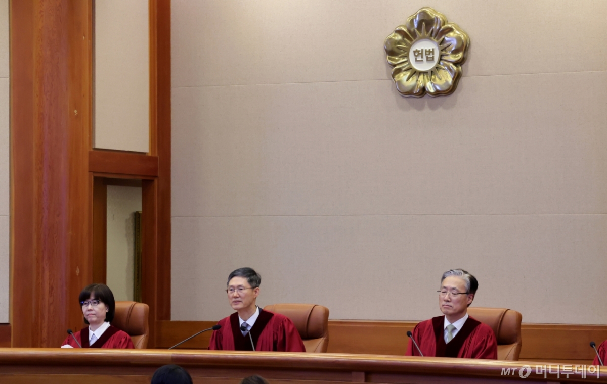 (서울=뉴스1) 사진공동취재단 = 문형배 헌법재판소장 권한대행이 4일 오전 서울 종로구 헌법재판소 대심판정에서 윤석열 대통령 탄핵심판 인용 결정문을 낭독하고 있다. 이날 헌법재판소는 재판관 전원 일치 의견으로 윤 대통령 파면을 결정했다. 2025.4.4/뉴스1 Copyright © 뉴스1. All rights reserved. 무단 전재 및 재배포, AI학습 이용 금지. /사진=(서울=뉴스1) 사진공동취재단