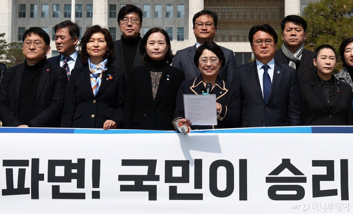 (서울=뉴스1) 김민지 기자 = 김선민 조국혁신당 대표 권한대행이 4일 오전 서울 여의도 국회 분수대 앞에서 헌법재판소의 윤석열 대통령 탄핵 심판 파면 선고 관련 기자회견을 하고 있다. 2025.4.4/뉴스1 Copyright © 뉴스1. All rights reserved. 무단 전재 및 재배포, AI학습 이용 금지. /사진=(서울=뉴스1) 김민지 기자