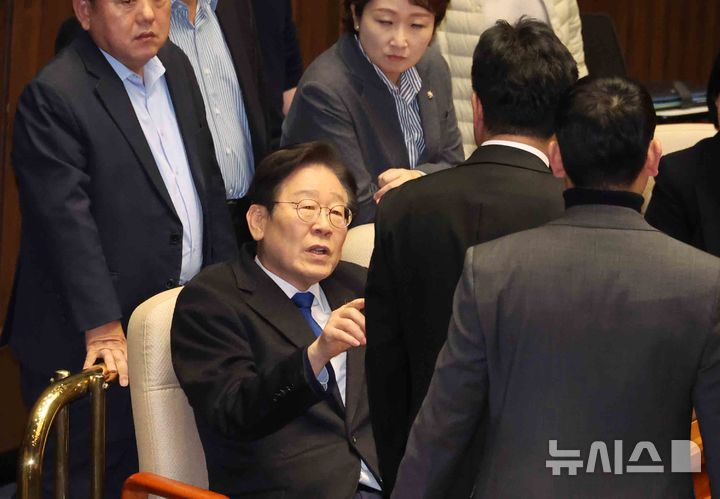 윤석열 대통령이 긴급 대국민 담화를 통해 비상계엄령을 발표한 가운데 4일 새벽 서울 여의도 국회 본회의장에서 이재명 더불어민주당 대표가 의원들과 얘기하고 있다. / 사진제공=뉴시스  