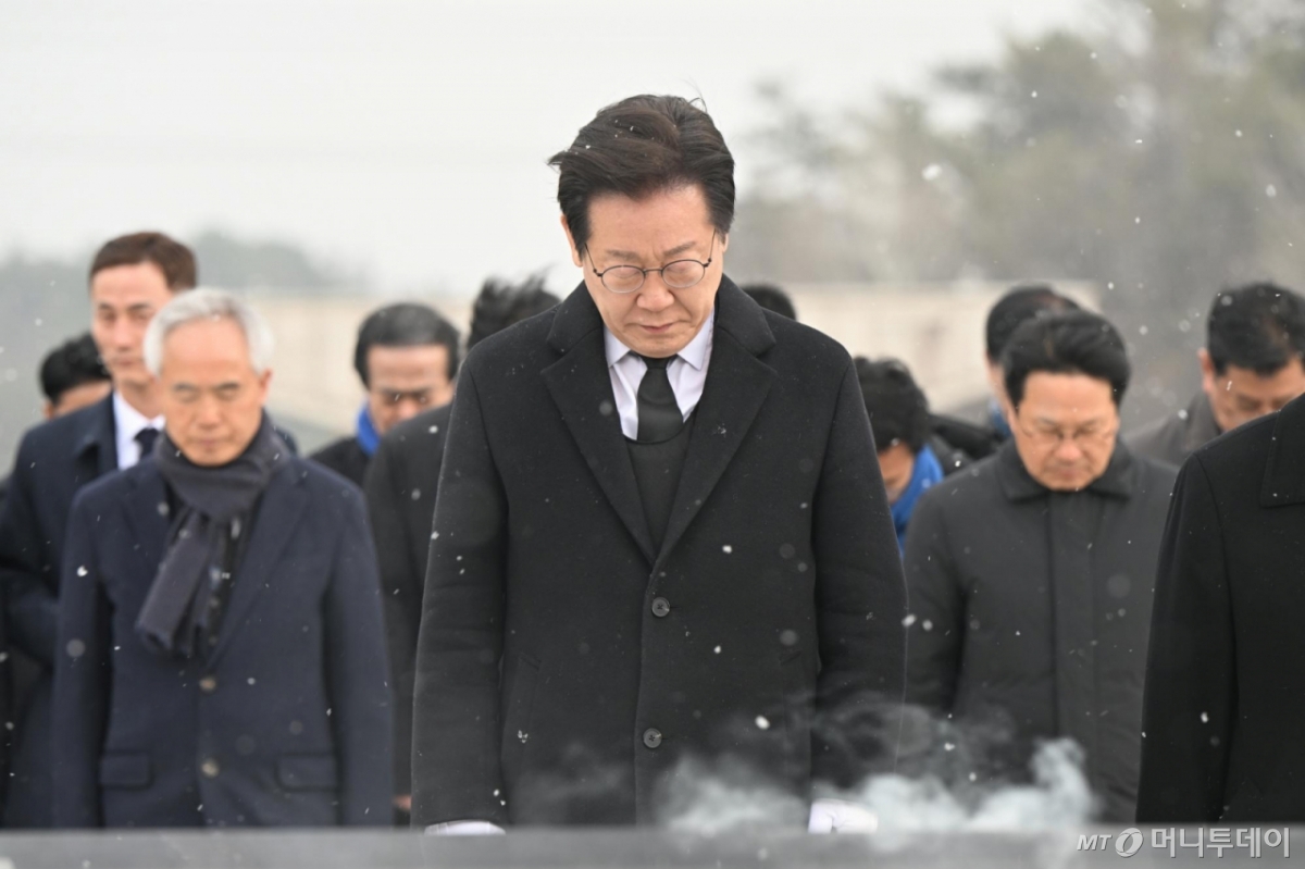 이재명 더불어민주당 대표가 지난달 18일 오후 광주 북구 운정동 국립5·18민주묘지를 방문, 추념탑 앞에서 묵념을 하고 있다. / 사진제공=뉴시스