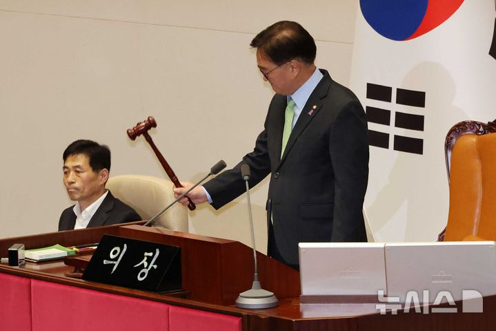 윤석열 대통령이 긴급 대국민 담화를 통해 비상계엄령을 발표한 가운데 4일 새벽 서울 여의도 국회에서 우원식 국회의장이 개의 선언을 하고 있다. / 사진제공=뉴시스