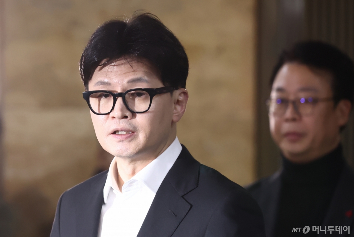 윤석열 대통령 탄핵소추안이 국회 본회의를 통과한 지난해 12월14일 한동훈 국민의힘 대표가 서울 여의도 국회에서 열린 의원총회 도중 나와 입장을 밝히고 있다. / 사진제공=뉴스1