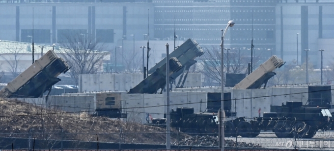 한미 군 당국이 북한의 미사일 요격을 위해 한반도에 배치한 패트리엇 일부를 중동으로 옮기는 조치에 합의한 것으로 4일 확인됐다. 미국 트럼프 2기 행정부 들어 주한미군 역할 조정 가능성이 제기됐는데, 이번 병력·무기체계의 순환 배치로 우려가 현실이 되는 모습이다. 사진은 지난 10일 경기 평택 캠프 험프리스에 지대공 유도 미사일 패트리엇(PAC-3)이 배치돼 있는 모습. / 사진=뉴시스