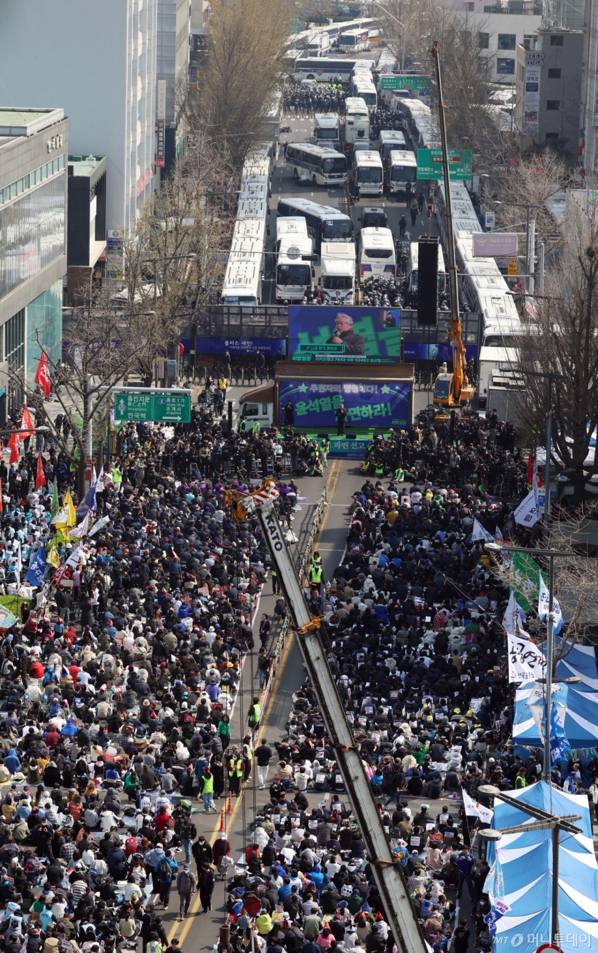 (서울=뉴스1) 김명섭 기자 = 윤석열 대통령  탄핵심판 선고일인 4일 오전 서울 종로구 안국역 인근에서 열린 탄핵 촉구 집회 참가자들이 선고를 기다리고 있다. 2025.4.4/뉴스1  Copyright © 뉴스1. All rights reserved. 무단 전재 및 재배포,  AI학습 이용 금지. /사진=(서울=뉴스1) 김명섭 기자