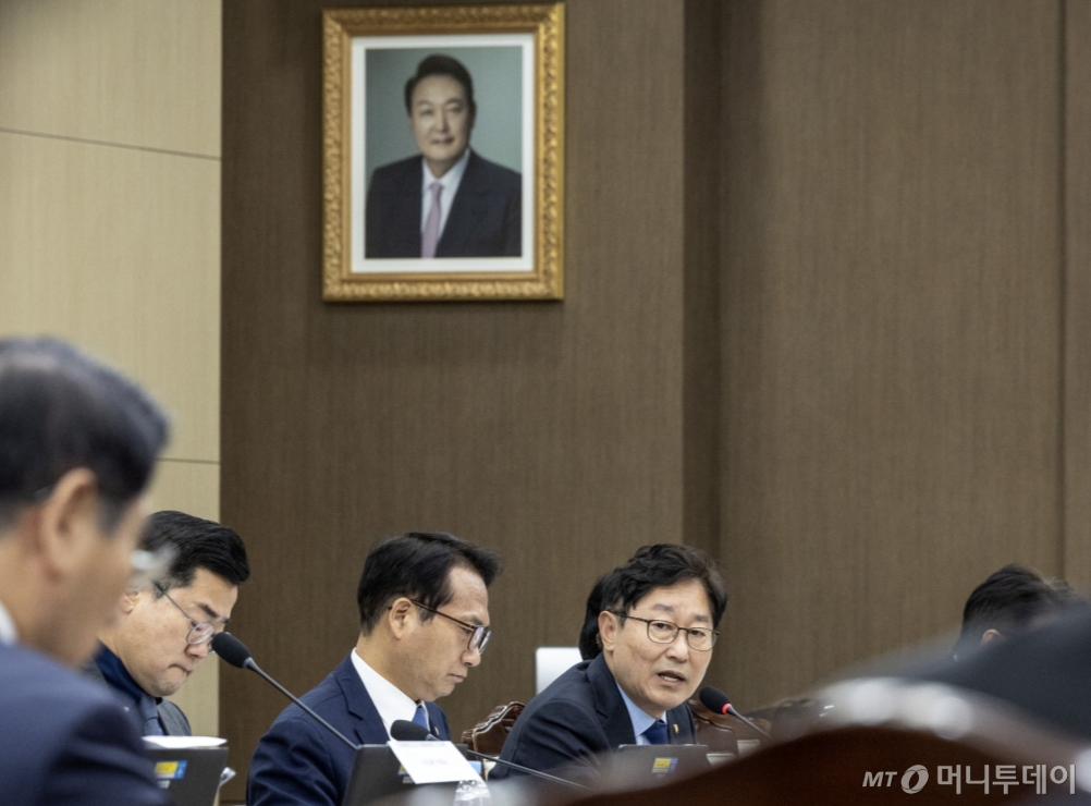 지난해 10월8일 서울 용산구 국방부 청사에서 열린 국회 국방위원회 국정감사에서 박범계 더불어민주당 의원이 질의하는 모습. 박 의원 위로 윤석열 전 대통령의 사진이 걸려 있다. / 사진=뉴스1