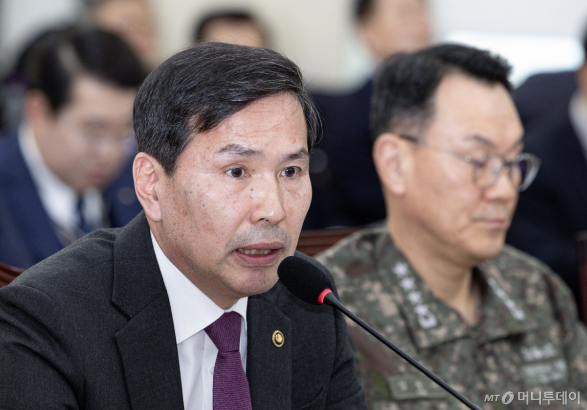 김선호 국방부 장관 직무대행(차관)이 지난 2월11일 오후 서울 여의도 국회에서 열린 제422회 국회(임시회) 국방위원회 제1차 전체회의에서 의원질의에 답하고 있다. 김 직무대행의 옆으로 김명수 합동참모본부 의장(대장)의 모습도 보인다. / 사진=뉴스1