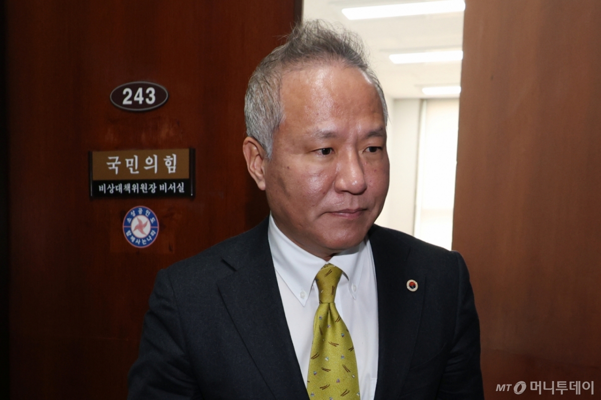 (서울=뉴스1) 이광호 기자 = 황규석 서울시의사회 회장 겸 대한의사협회 부회장이 10일 오전 서울 여의도 국회에서 권영세 국민의힘 비상대책위원장과 비공개 면담을 마친뒤 나서고 있다. 2025.3.10/뉴스1 Copyright © 뉴스1. All rights reserved. 무단 전재 및 재배포, AI학습 이용 금지. /사진=(서울=뉴스1) 이광호 기자