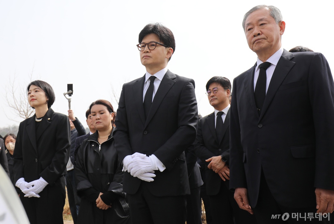한동훈 전 국민의힘 대표가 25일 오전 대전 유성구 국립대전현충원 천안함 46용사 묘역에서 참배하고 있다.  2025.3.25/사진=뉴스1 /사진=(대전=뉴스1) 김기태 기자