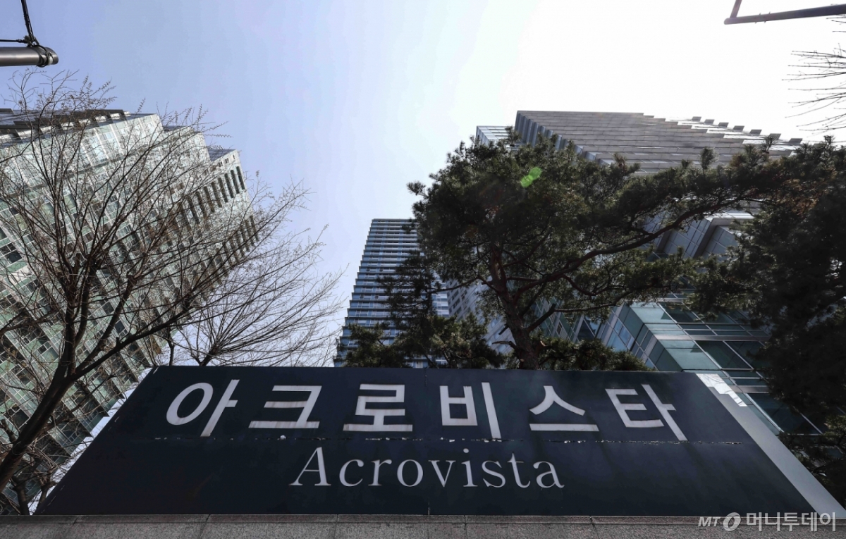 [서울=뉴시스] 김근수 기자 = 헌법재판소가 윤석열 전 대통령에 대한 탄핵 선고를 한 가운데 4일 서울 서초구 윤 전 대통령 부부가 거주했던 아크로비스타 건물이 보이고 있다. 2025.04.04. ks@newsis.com /사진=김근수