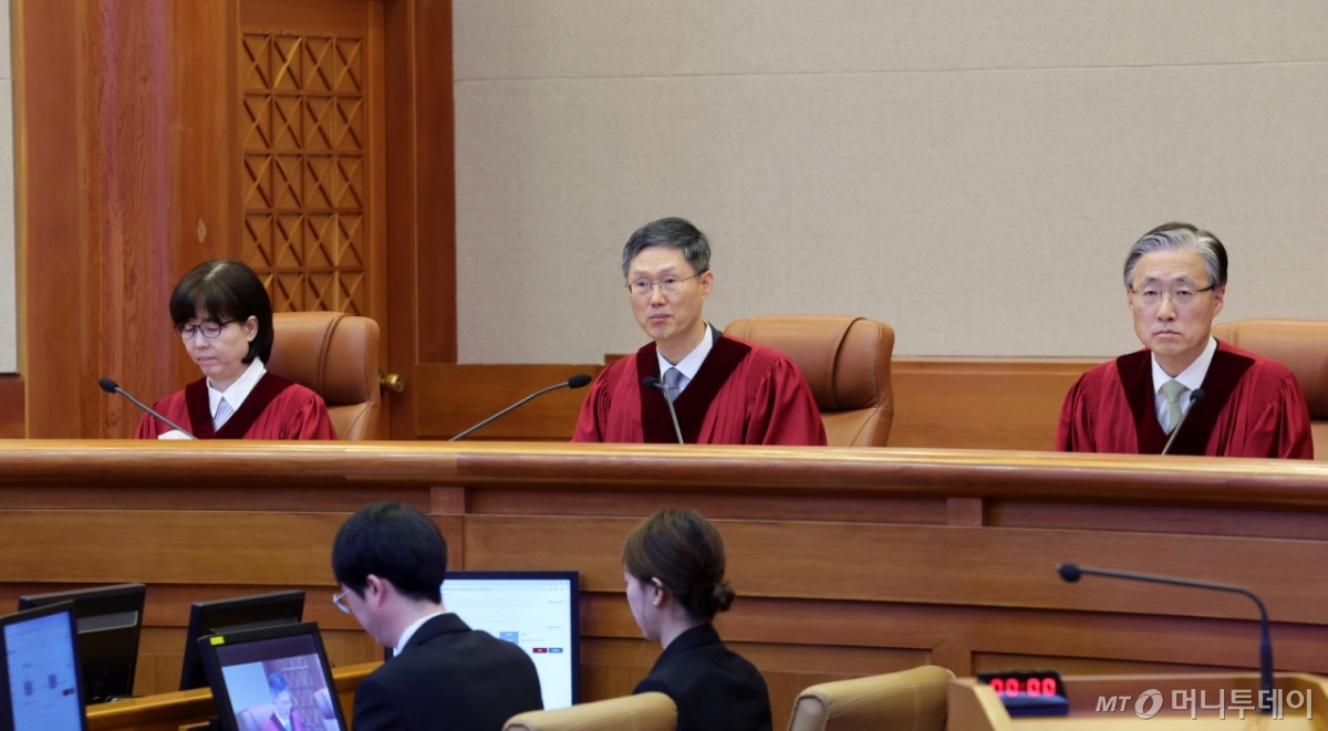 (서울=뉴스1) 사진공동취재단 = 문형배 헌법재판소장 권한대행이 4일 오전 서울 종로구 헌법재판소 대심판정에서 윤석열 대통령 탄핵심판 결정문을 읽고 있다. 2025.4.4/뉴스1  Copyright © 뉴스1. All rights reserved. 무단 전재 및 재배포,  AI학습 이용 금지. /사진=(서울=뉴스1) 사진공동취재단