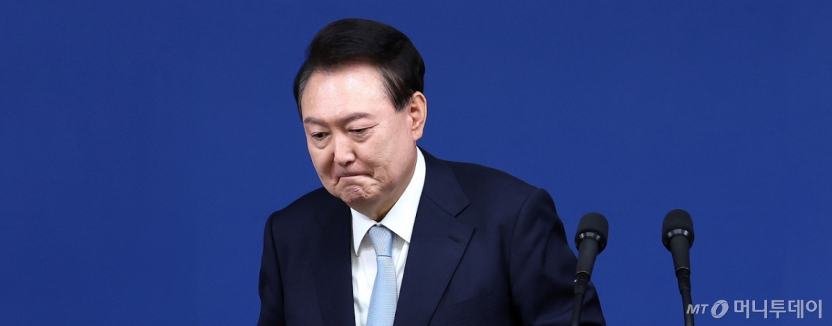 (서울=뉴스1) 박지혜 기자 = 윤석열 대통령이 4일 헌법재판소에 의해 파면됐다. 헌재는 헌법재판관 8명 만장일치로 윤 대통령에 대한 국회의 탄핵 청구를 인용했다.   사진은 윤석열 대통령이 지난 24년 8월 29일 서울 용산 대통령실청사 브리핑룸에서 국정브리핑 및 기자회견을 마치고 퇴장하는 모습. (뉴스1 DB)2025.4.4/뉴스1  Copyright © 뉴스1. All rights reserved. 무단 전재 및 재배포,  AI학습 이용 금지. /사진=(서울=뉴스1) 박지혜 기자