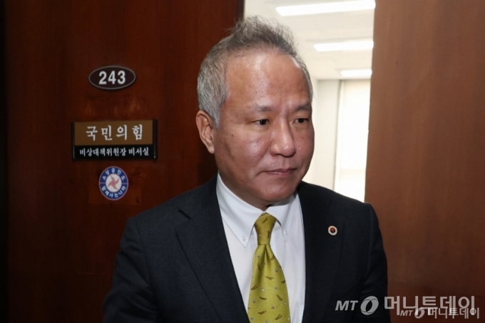 (서울=뉴스1) 이광호 기자 = 황규석 서울시의사회 회장 겸 대한의사협회 부회장이 10일 오전 서울 여의도 국회에서 권영세 국민의힘 비상대책위원장과 비공개 면담을 마친뒤 나서고 있다. 2025.3.10/뉴스1 Copyright © 뉴스1. All rights reserved. 무단 전재 및 재배포, AI학습 이용 금지. /사진=(서울=뉴스1) 이광호 기자