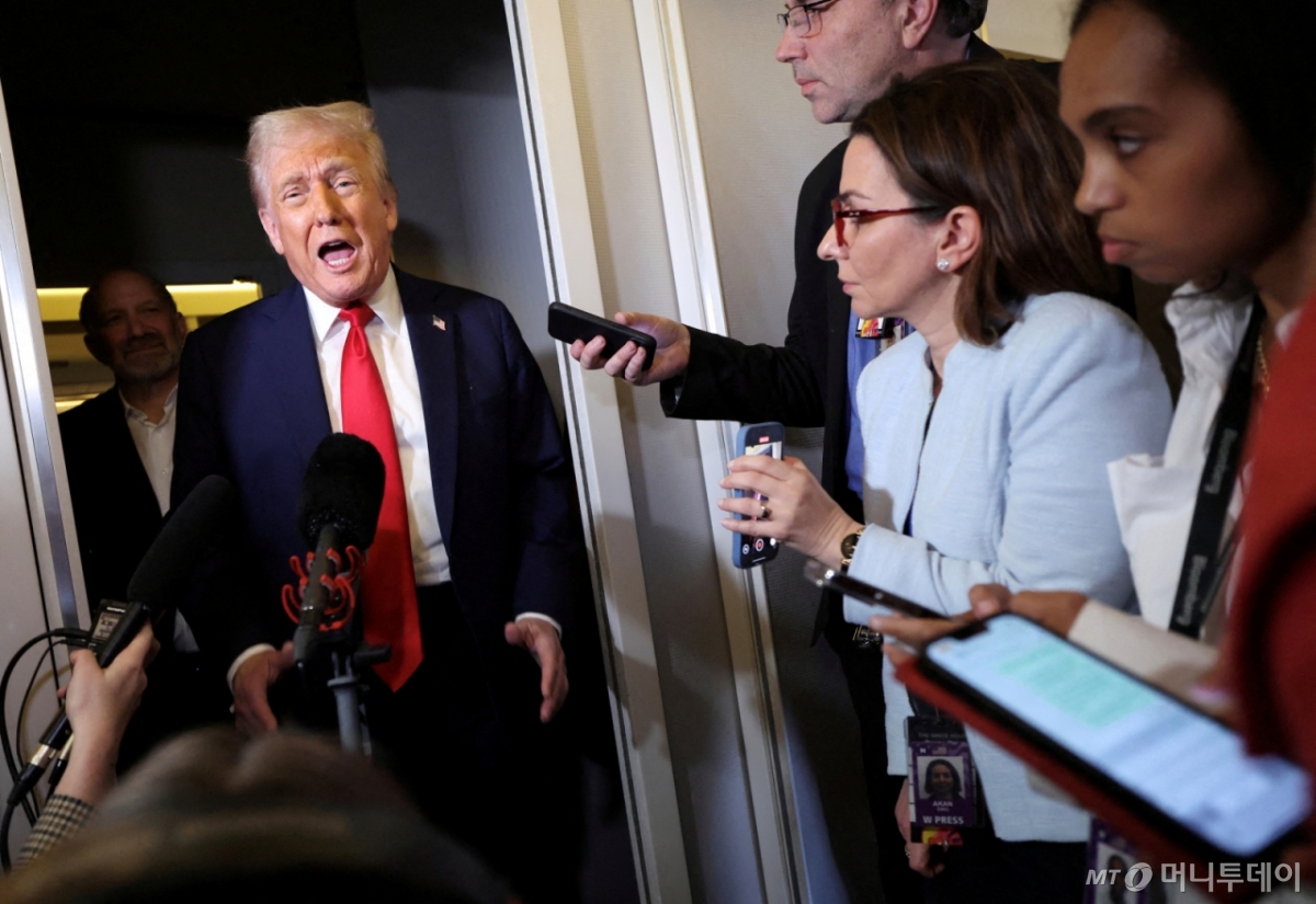 (로이터=뉴스1) 최종일 선임기자 = 도널드 트럼프 미국 대통령이 30일(현지시간) 워싱턴으로 돌아가는 에어포스원 전용기에서 취재진의 질문에 답하고 있다. 2025.03.30  ⓒ 로이터=뉴스1  Copyright © 뉴스1. All rights reserved. 무단 전재 및 재배포,  AI학습 이용 금지. /사진=(로이터=뉴스1) 최종일 선임기자