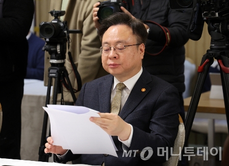 [서울=뉴시스] 배훈식 기자 = 조규홍 보건복지부 장관이 19일 오후 서울 종로구 정부서울청사에서 열린 제8차 의료개혁특별위 회의에서 자료를 살피고 있다. 2025.03.19. dahora83@newsis.com /사진=배훈식