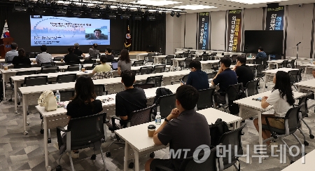 (서울=뉴스1) 김진환 기자 = 25일 오전 서울 용산구 대한의사협회 대강당에서 '사직 전공의를 위한 대한피부과의사회 연수강좌'가 열리고 있다. 2024.8.25/뉴스1 Copyright © 뉴스1. All rights reserved. 무단 전재 및 재배포, AI학습 이용 금지. /사진=(서울=뉴스1) 김진환 기자